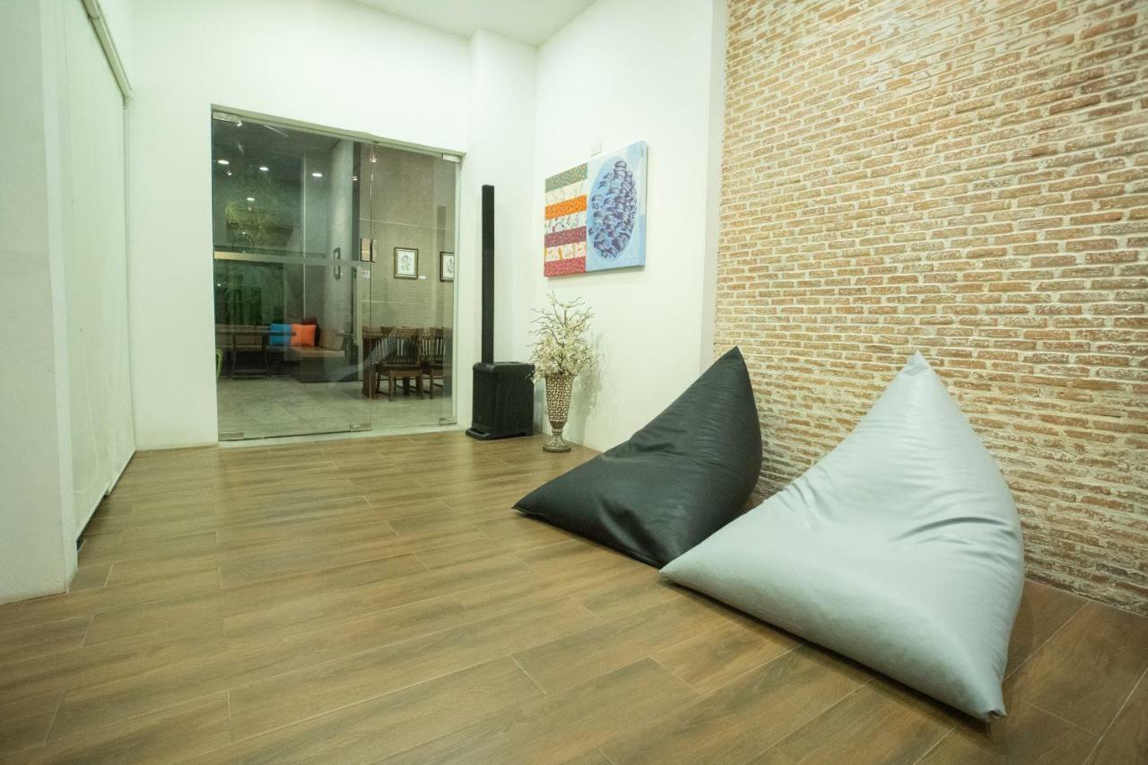 Third Rock Hostel Bangkok Exterior foto